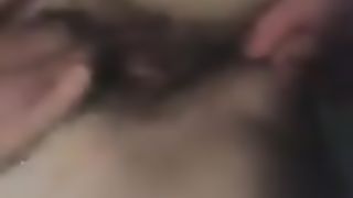 Le infilo un dito in culo mentre si masturba