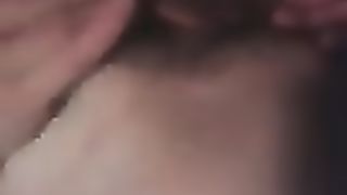 Le infilo un dito in culo mentre si masturba