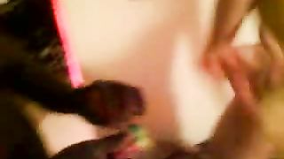 Biondina ficca con un nero