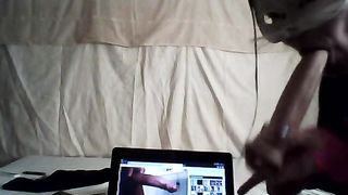 Il Porno Tributo di una camgirl al suo amico virtuale