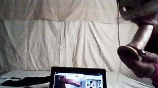 Il Porno Tributo di una camgirl al suo amico virtuale