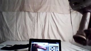 Il Porno Tributo di una camgirl al suo amico virtuale