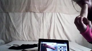 Il Porno Tributo di una camgirl al suo amico virtuale