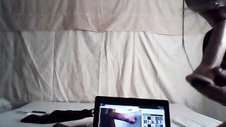 Il Porno Tributo di una camgirl al suo amico virtuale