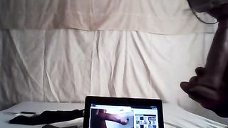 Il Porno Tributo di una camgirl al suo amico virtuale