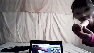 Il Porno Tributo di una camgirl al suo amico virtuale