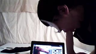 Il Porno Tributo di una camgirl al suo amico virtuale