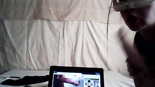 Il Porno Tributo di una camgirl al suo amico virtuale