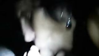 Mi sbocchina in auto di notte sotto la pioggia