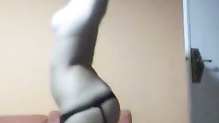 Giulia eccitata si mostra e cerca nuovi cazzi per la sua fighetta