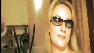 Pompino in webcam al marito per soldi