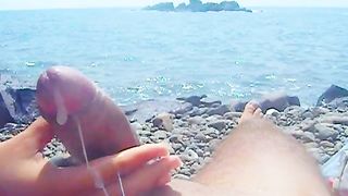 Anteprima del video: Mi fa schizzare tra le rocce