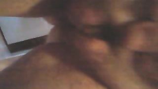 Alla mia amichetta piace giocare con le tette ;)