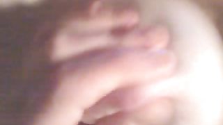 Alla mia amichetta piace giocare con le tette ;)