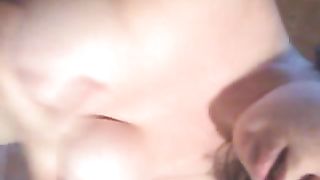 Alla mia amichetta piace giocare con le tette ;)