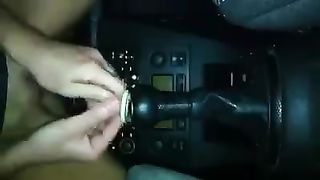 Mi masturbo con il cambio dell'auto