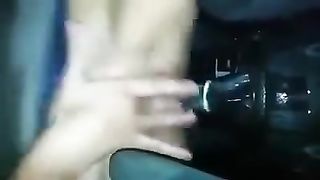 Mi masturbo con il cambio dell'auto