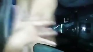 Mi masturbo con il cambio dell'auto