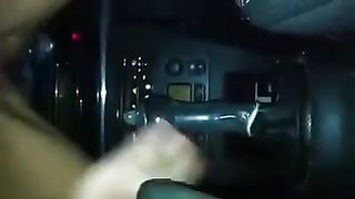 Mi masturbo con il cambio dell'auto