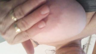 Si tocca le tette e si inturgidisce i capezzoli