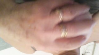 Si tocca le tette e si inturgidisce i capezzoli