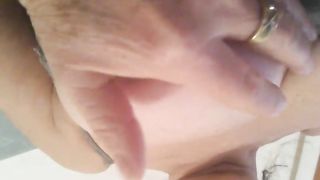 Si tocca le tette e si inturgidisce i capezzoli