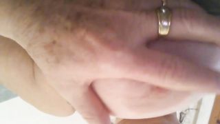 Si tocca le tette e si inturgidisce i capezzoli