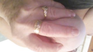 Si tocca le tette e si inturgidisce i capezzoli