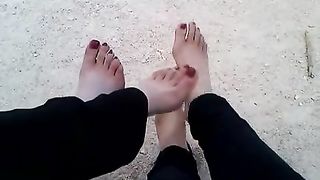 Anteprima del video: Miss Wagon e Miss Anyta mostrano i piedi al parco