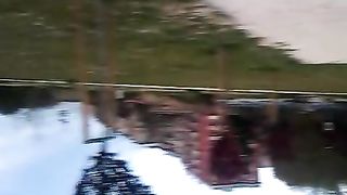 Miss Wagon e Miss Anyta mostrano i piedi al parco