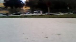 Miss Wagon e Miss Anyta mostrano i piedi al parco