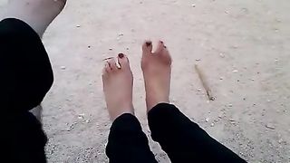 Miss Wagon e Miss Anyta mostrano i piedi al parco