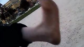 Miss Wagon e Miss Anyta mostrano i piedi al parco