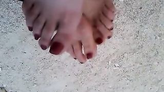 Miss Wagon e Miss Anyta mostrano i piedi al parco