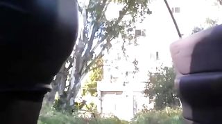 CamGirl spompina uno sconosciuto in un parcheggio