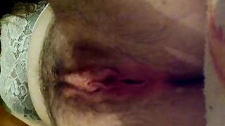 Si masturba e si tocca il buchetto del culo