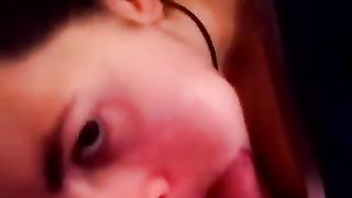 La mia tipa me lo ciuccia sul divano