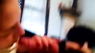 Mi pompa il cazzo mentre guardo la TV