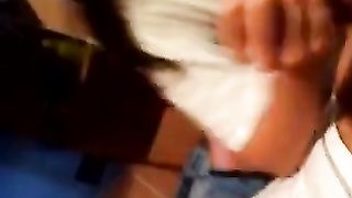 Mi pompa il cazzo mentre guardo la TV 2