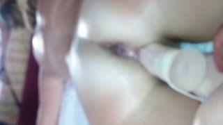 Vibratore in figa mentre le solletico il buco del culo