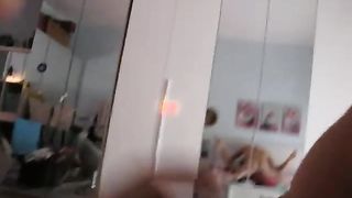 Efe Bal si fa inculare da un cliente