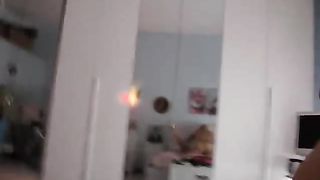 Efe Bal si fa inculare da un cliente