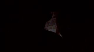 Scopo mia moglie mentre il cagnolino ci guarda