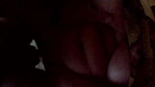 Scopo mia moglie mentre il cagnolino ci guarda