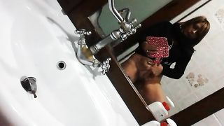 Anteprima del video: Si masturba in bagno e si filma