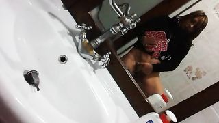 Si masturba in bagno e si filma
