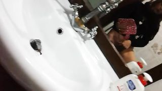 Si masturba in bagno e si filma