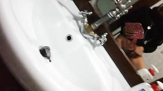 Si masturba in bagno e si filma