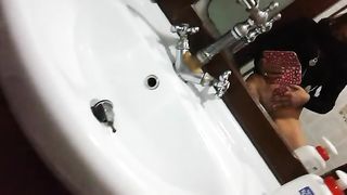 Si masturba in bagno e si filma
