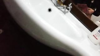 Si masturba in bagno e si filma